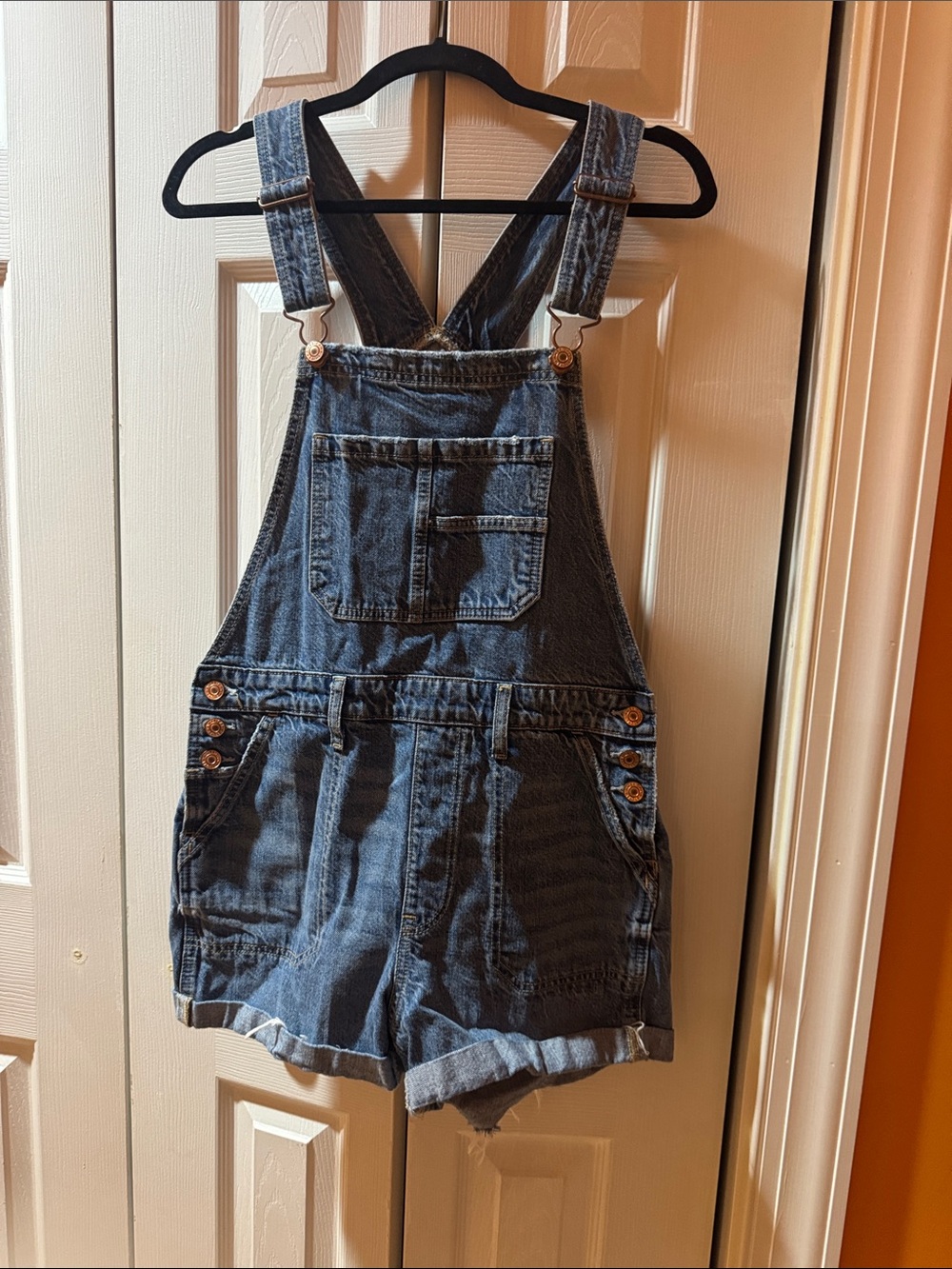 American Eagle Outfitter Dark Blue Denim Short Overalls.Cuff has come unstitched